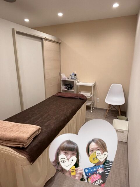 「眉毛で5歳🩶若く見せたい方限定」
可愛くなったー🫧→なりました
若くなったー🫧→-5歳~
顔引き締まった?🫧→何もしてないよ
痩せた?🫧→痩せてません
〰️眉毛一つ変わるだけで〰️
【🫧ー5歳若返る🫧】
大汗かく夏⛲️まもなく目の前です
汗にも強い、若がえられる眉アートメイクにご興味ある方おりましたらお気軽にご連絡ください🎶
𝐁-𝐁𝐑𝐎𝑾
𝐀𝒓𝒕𝐦𝐚𝐤𝐞ꕤ︎︎𝐀𝐤𝐢𝐜𝐨
日本は医師・看護師資格持った人しかアートメイク
できなく医療行為になります🏥
施術場所は提携先のクリニックさんです🎶
一番お近くのクリニックさんご案内いたします
こちらのお客様は神奈川県から来てくださいましたので、とっても綺麗な横浜のクリニックに来ていただきました🎶
初めてお会いしましたが、初対面のかっこいい方の
イメージから可愛い🥰ママに変身して帰られました🎶大切なお顔をお任せ下さりありがとうございました💫
#アートメイク
#アートメイクアイライン
#眉アートメイク
#頭皮アートメイクモニター募集中
#bbrow
施術場所🏥
東京:新宿・恵比寿提携クリニック
神奈川:横浜提携クリニック
北海道、札幌、函館進出間もなくです
オンライン診療:ご相談ください